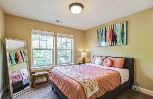 Cedar Hills Villa | Spacious, Quiet, private, 5 BR Near Portland DT