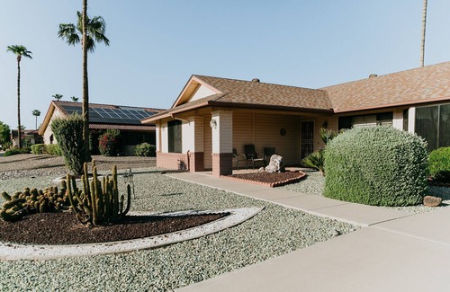 Phoenix House | Spacious Rambler l Quiet Golf Community l Near Sports Arenas