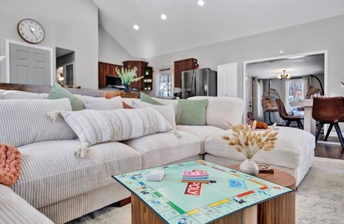 Tobyhanna House | Spacious Ranch Getaway HotTub 2 KingBeds DogFriendly Arcade 75" 4K TVs