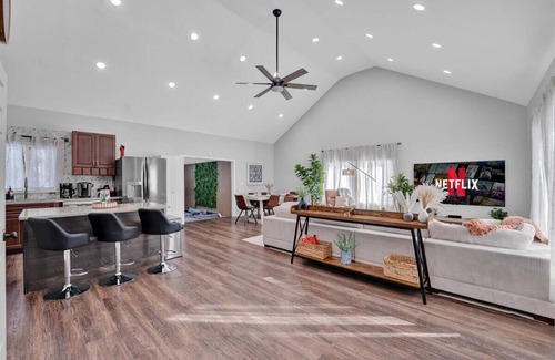 Tobyhanna House | Spacious Ranch Getaway HotTub 2 KingBeds DogFriendly Arcade 75" 4K TVs