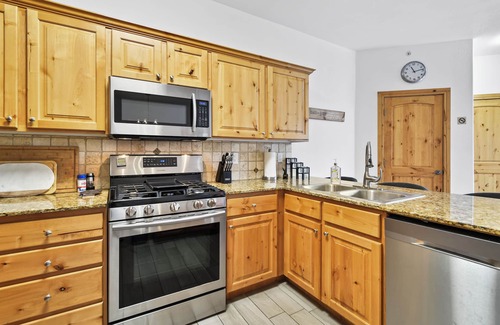 Kimball Junction Condo | Spacious Redstone Condo Sleeps Six! Well equipped kitchen and garage parking!