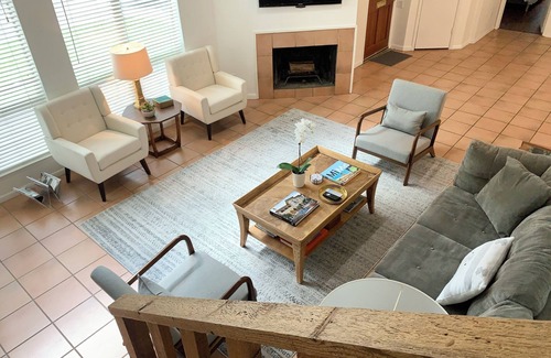 Brookhollow House | Spacious & relaxing Mid Century 3 bedroom house with a nice patio
