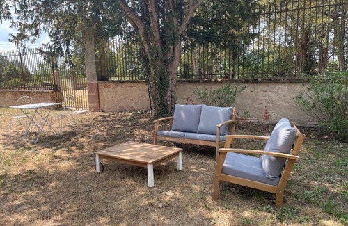 Trevol Cottage | Spacious Renovated Apartment in Castle Grounds with Garden, WiFi, and Pet-Friendly