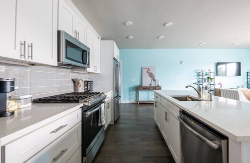 New Orleans Condo | Spacious, Reserved Parking, Pool