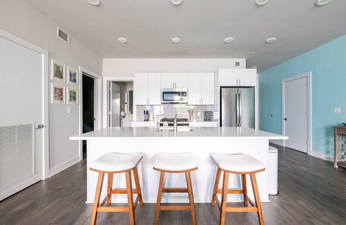 New Orleans Condo | Spacious, Reserved Parking, Pool