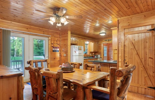Albany Cabin | Spacious Retreat on Dale Hollow! Walking distance to Safe Harbor Wisdom Dock.