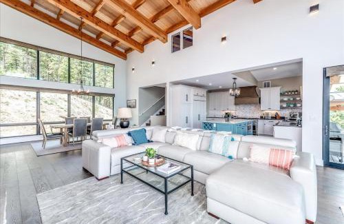 Bailey House | Spacious Retreat W Hot Tub & Putting Green