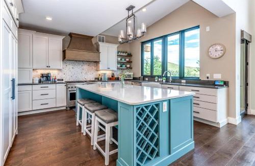 Bailey House | Spacious Retreat W Hot Tub & Putting Green