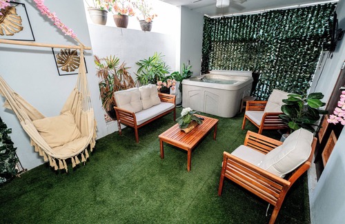 Bucana House | Spacious Retreat with Private Jacuzzi and Tropical Patio