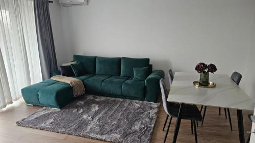 Targoviste Apartment | Spacious Riverside View, Class Park