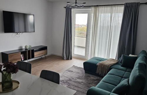Targoviste Apartment | Spacious Riverside View, Class Park