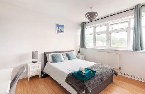 Waltham Cross House | Spacious Room by Lee Valley White Water Centre. Waltham Cross