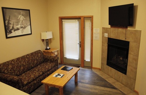 Iron Mountain Hotel | Spacious Room Steps from Timber Stone Golf Course - Relaxing Getaway