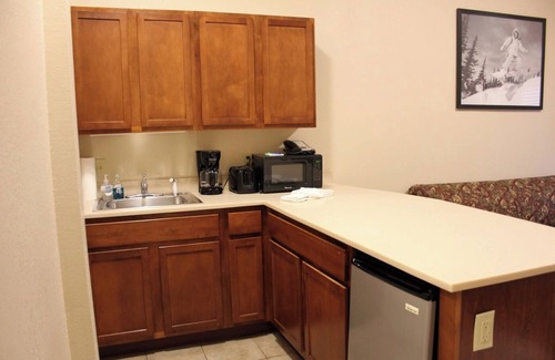 Iron Mountain Hotel | Spacious Room Steps from Timber Stone Golf Course - Relaxing Getaway