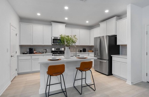 Del Valle House | Spacious SE Austin Retreat - Near F1, Tesla, COTA, ABIA - Perfect for Groups