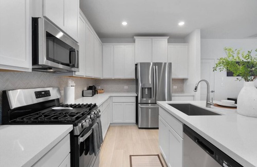 Del Valle House | Spacious SE Austin Retreat - Near F1, Tesla, COTA, ABIA - Perfect for Groups