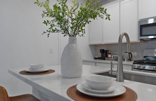 Del Valle House | Spacious SE Austin Retreat - Near F1, Tesla, COTA, ABIA - Perfect for Groups