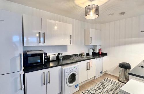 Borehamwood Apartment | Spacious, step free family flat with secure parking