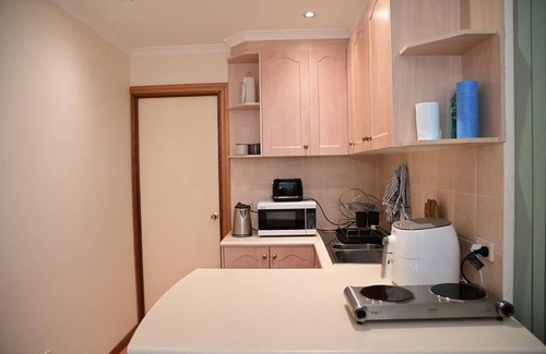 Sadadeen Apartment | Spacious studio in AliceSprings QueenBed+KSAirbed