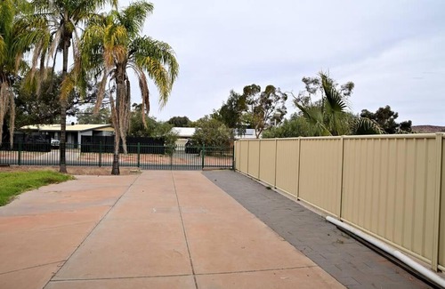 Sadadeen Apartment | Spacious studio in AliceSprings QueenBed+KSAirbed