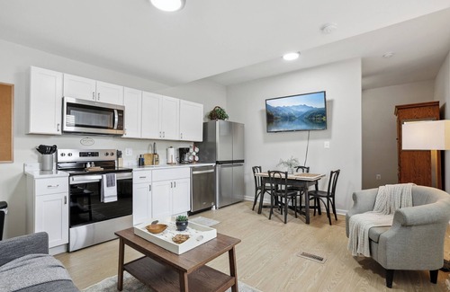 Fredericksburg Apartment | Spacious studio with full kitchen & bath near Mary Washington