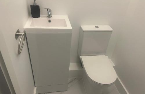 Bushey Apartment | Spacious studio with free EV recharge overnight