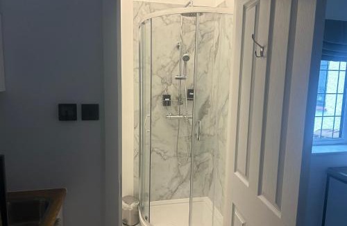 Bushey Apartment | Spacious studio with free EV recharge overnight
