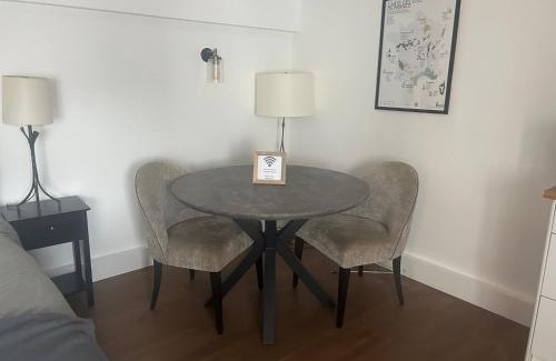 Bushey Apartment | Spacious studio with free EV recharge overnight
