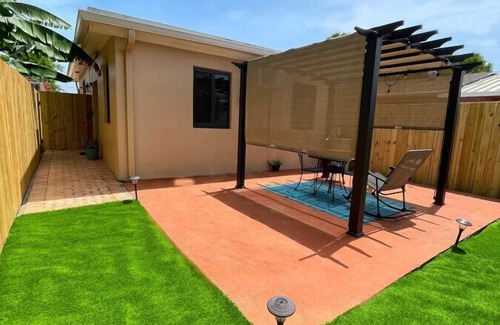 Allapattah House | Spacious Studio With Private Backyard