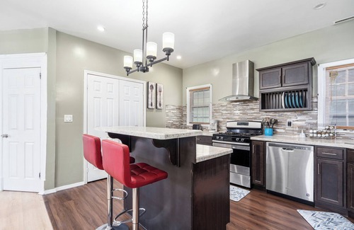 Stockade Historic District House | Spacious & Stylish 2-Bedroom Retreat, King Bed, Shared Gazebo