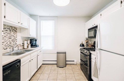 Summit - University House | Spacious & stylishly decorated in the heart of St Paul by Summit/Hamline