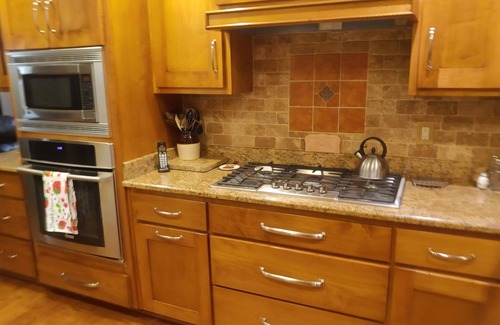Gardendale House | Spacious Terracotta Brick One Level W/Screened In Porch. Free wi-fi.