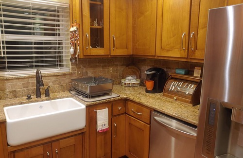 Gardendale House | Spacious Terracotta Brick One Level W/Screened In Porch. Free wi-fi.