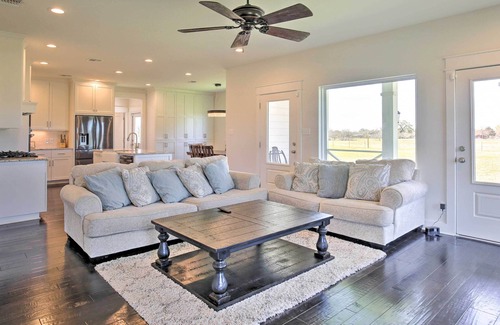 Yorktown House | Spacious Texas Getaway w/Fire Pit & Pond!
