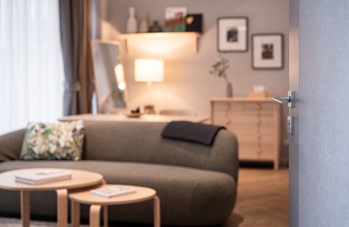 Wang Mai House | Spacious 4BR Home 12Pax + Free Airport Transfer. Walkable to Siam, MBK, BTS