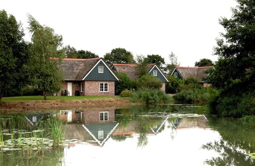 Paasloo House | Spacious thatched villa with dishwasher, in a national park