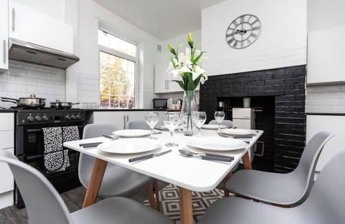 Hemsworth House | Spacious three bedroom property!