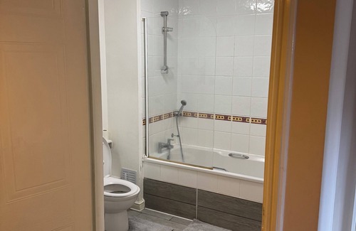 Tremorfa Apartment | Spacious tidy room in Cardiff