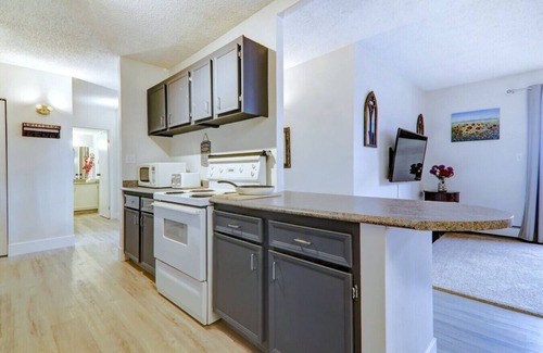 Beltline Condo | Spacious Top Floor at Stampede w/Free Parking, AC
