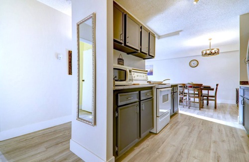 Beltline Condo | Spacious Top Floor at Stampede w/Free Parking, AC