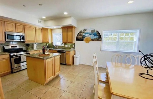 Avalon House | Spacious Townhome, Views, Walk to Beach,Restaurants, Activities ,Bbq
