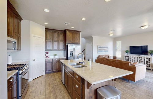 Sienna Hills House | Spacious Townhouse - Designed for Comfort w/hot tub & heated pool