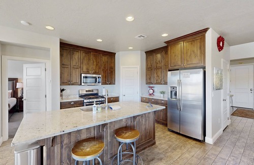 Sienna Hills House | Spacious Townhouse - Designed for Comfort w/hot tub & heated pool