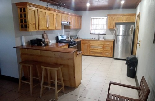 Gambier House | Spacious Tropical Getaway 🌴 - 3 mins from airport and beach