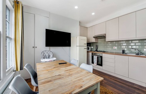 Harringay Ladder Apartment | Spacious Two Bedroom Apartment in Wood Green