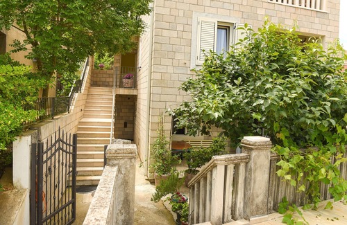 Bijeli do Apartment | Spacious Two Bedroom Apartment in quiet area 6min from the center