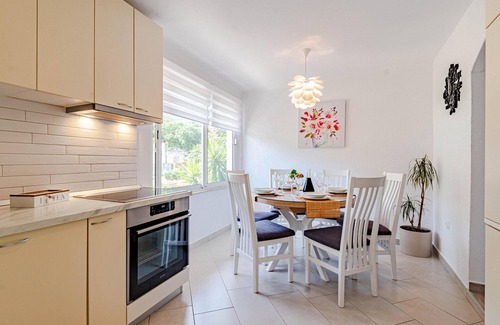 Hodilje Apartment | Spacious two-storey cottage directly on the sea.