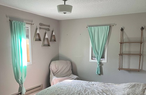 Ashley House | Spacious updated and modern home sleeps 13+