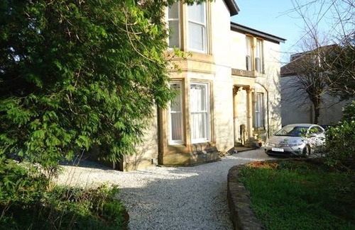 Bishopton Apartment | Spacious Upper Villa Apartment near Glasgow, close to Marr Hall & Ingliston