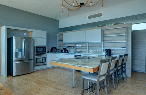 Cabezas House | Spacious Villa, Pool, Gorgeous Views, WIFI, Great for Groups & Families, close to Seven Seas Beach